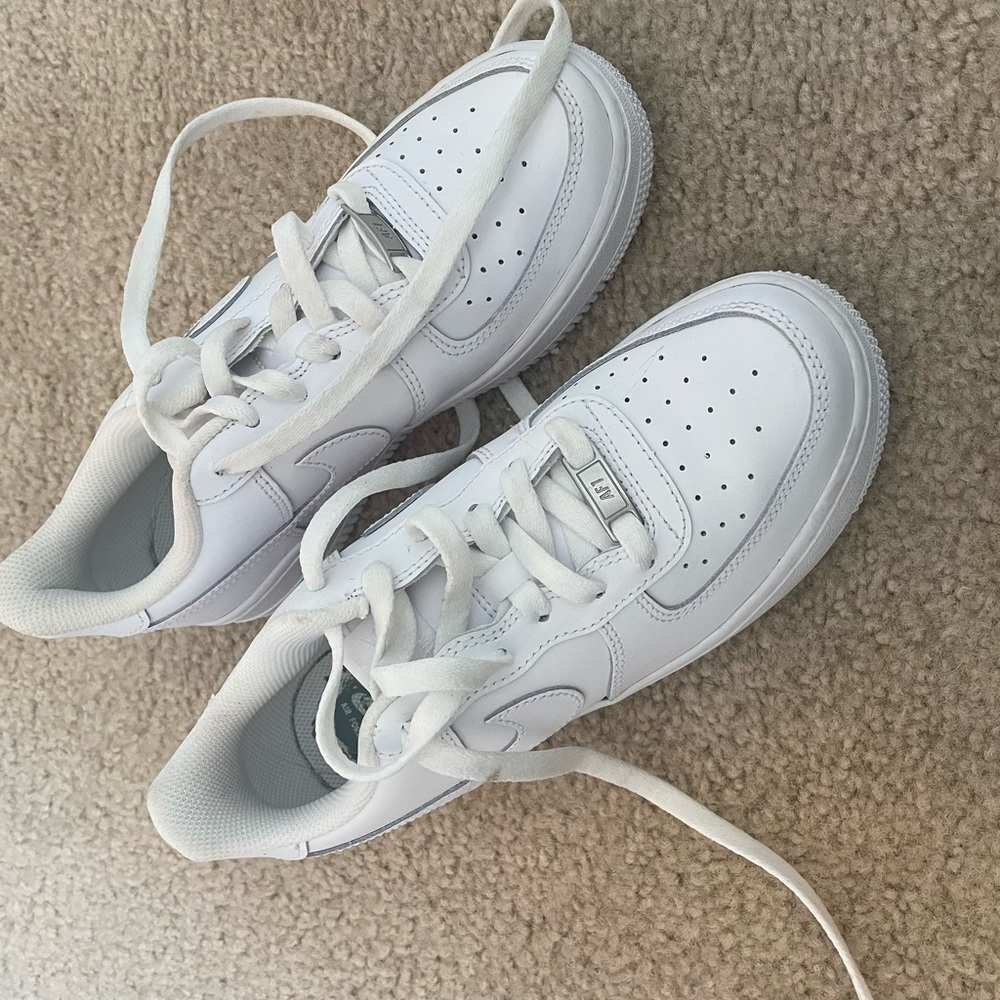 Womens size 6 white Air Force 1’s. Only worn once!